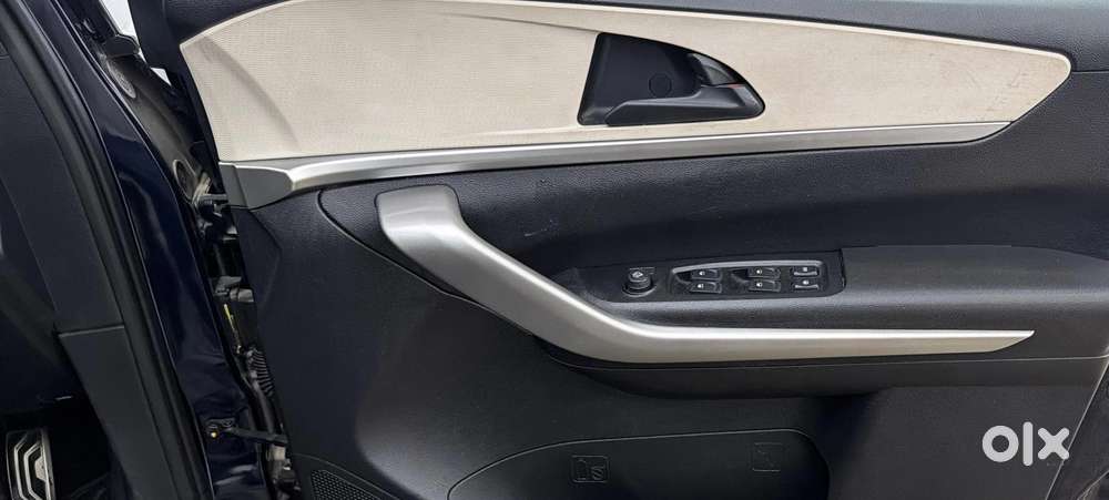 Mahindra Xuv700 2.2 Ax 3 Diesel At 5 Str, 2022, Petrol