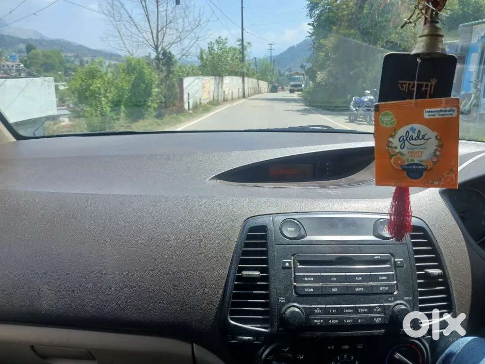 अच्छी कंडीशन की गाड़ी है नए टायर है 2030 तक बढ़ाया है