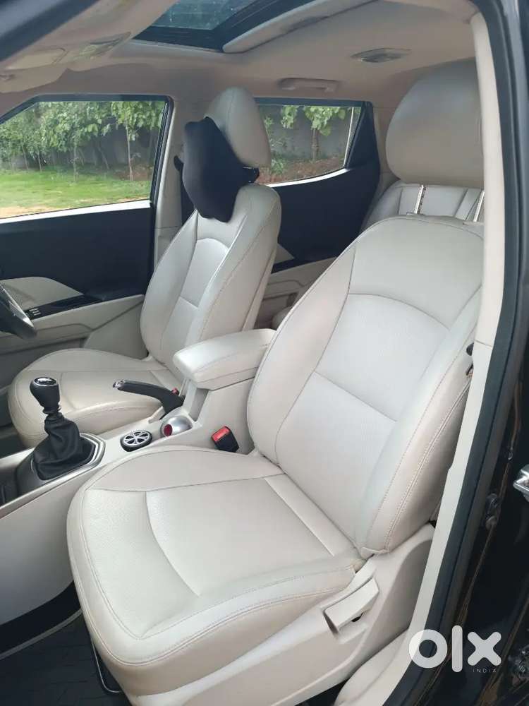 Mahindra Xuv300 W8 (op) Petrol  2023 Showroom History