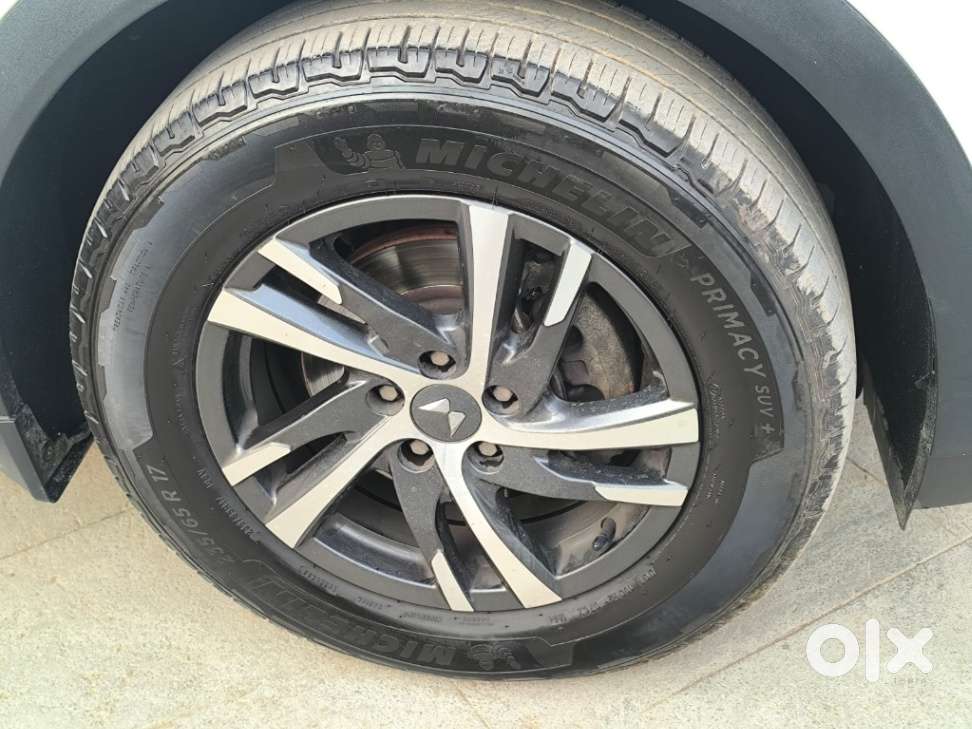 Mahindra Xuv700 2.0 Ax 5 Petrol Mt 7 Str, 2023, Petrol