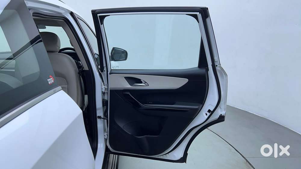 Mahindra Xuv700 2.0 Ax 7 Petrol At Str, 2022, Petrol
