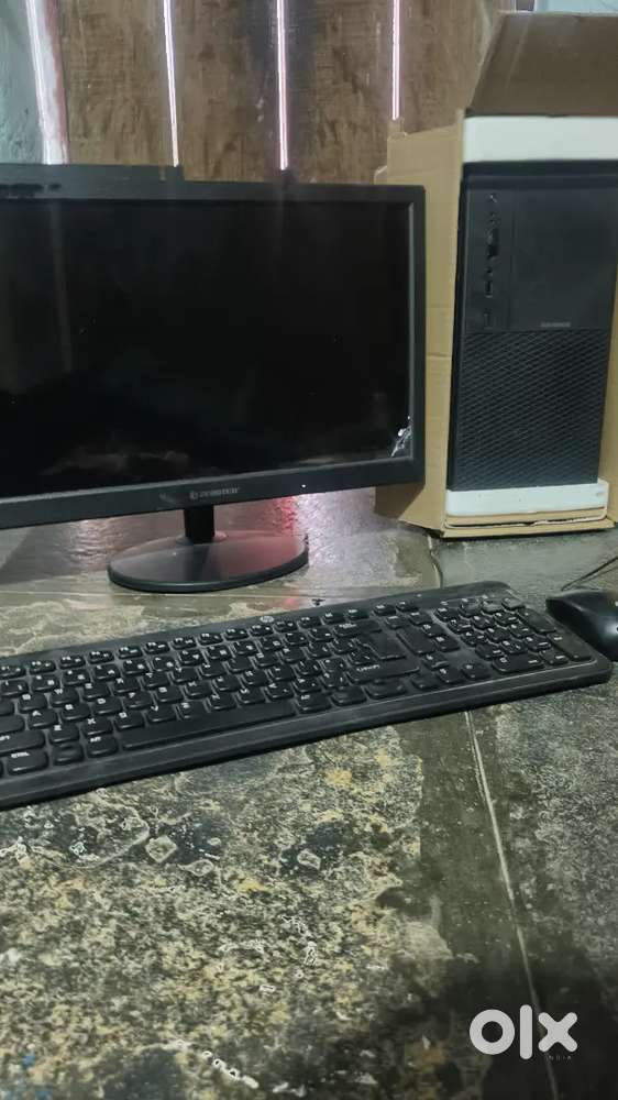 CPU: Intel Core i5-7400, 7th Gen, 3.0 GHz

RAM: 8 GB

Graphics: likely