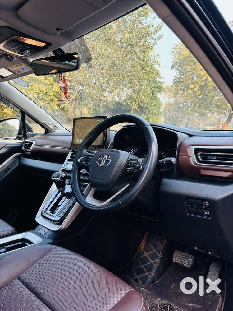 Toyota Innova Hycross