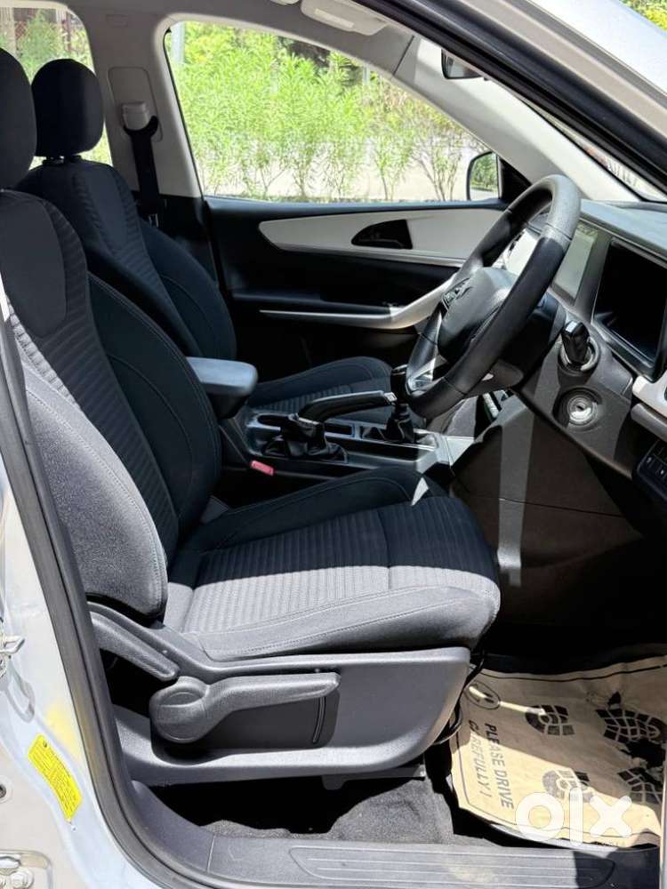 Mahindra Xuv700 Mx Petrol Mt 5 Str (e), 2022, Petrol
