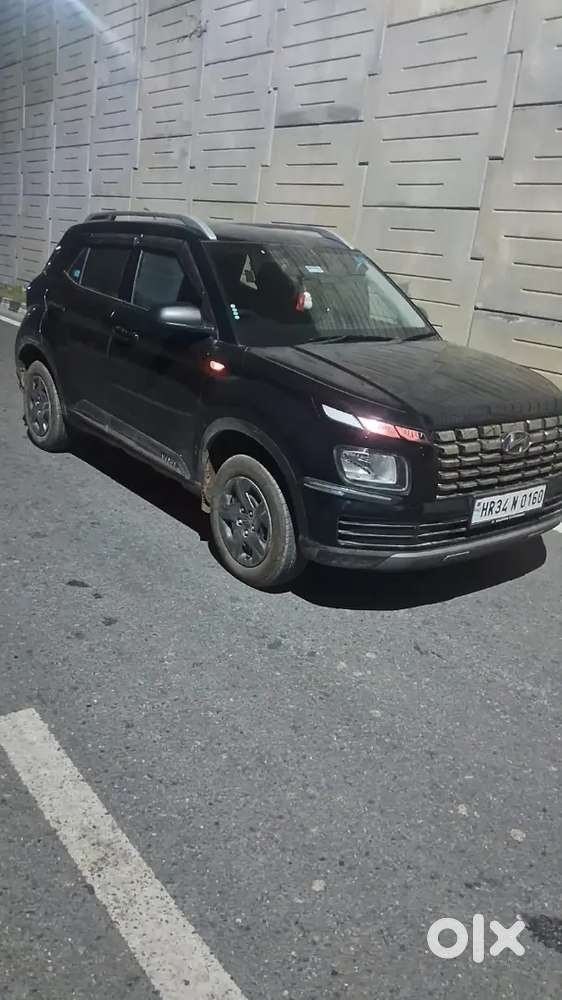 Hyundai Venue 2025 Petrol 13000 Km Driven