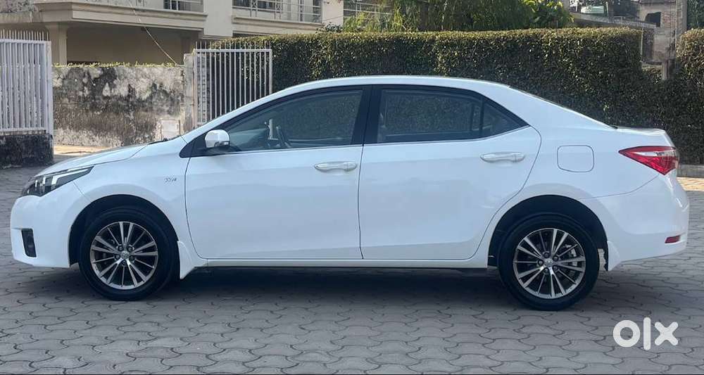 Toyota Corolla Altis 1.8 Vl 2015 At 98000 Kms Chandigarh Registration.
