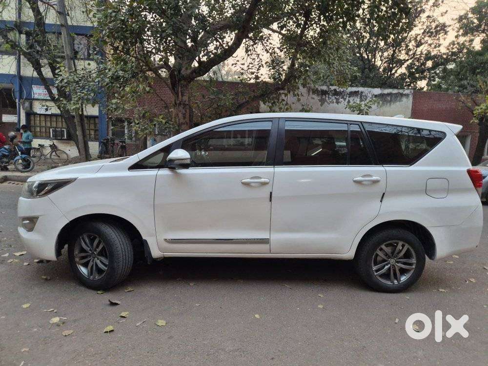 Toyota Innova Crysta 2.4 Gx Mt, 2017