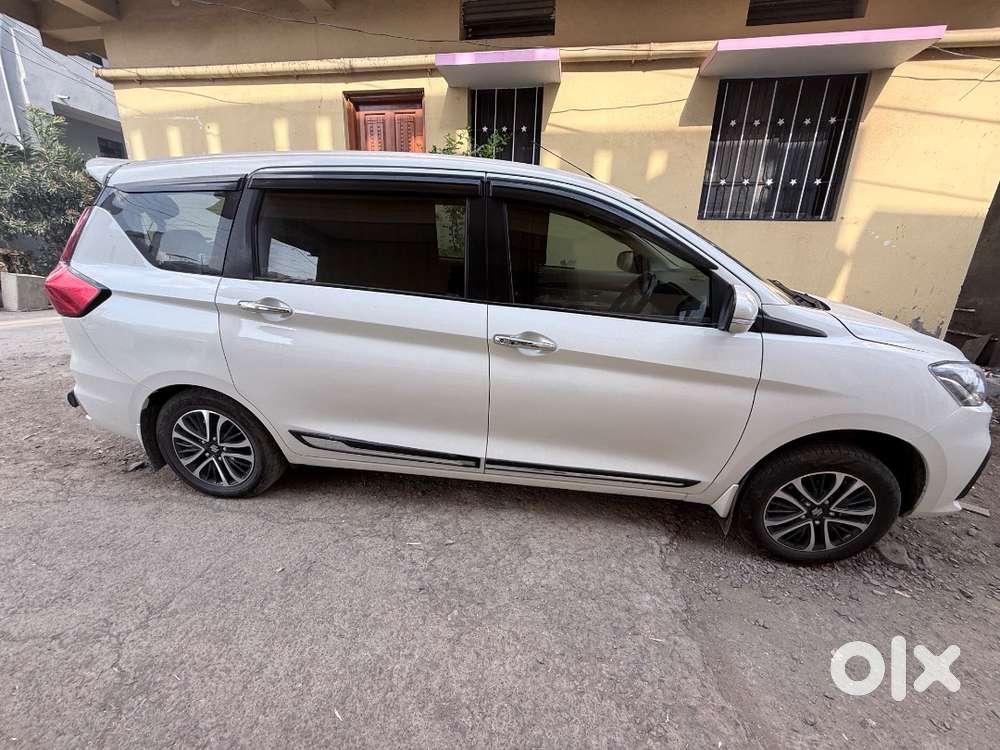 2. 5 Year Old , Ertiga Zxi ( Cng +petrol )