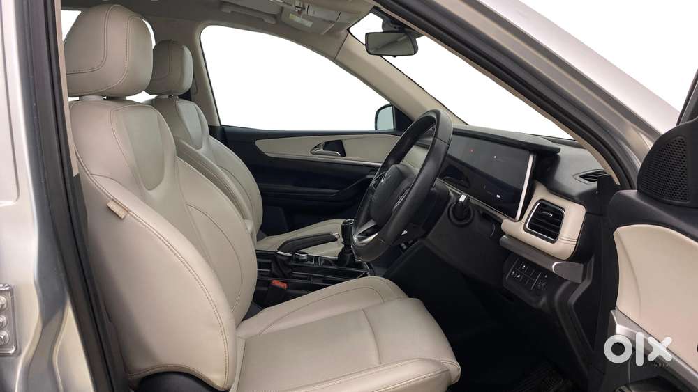 Mahindra Xuv700 2.0 Ax 7 Petrol Mt Str, 2021, Petrol