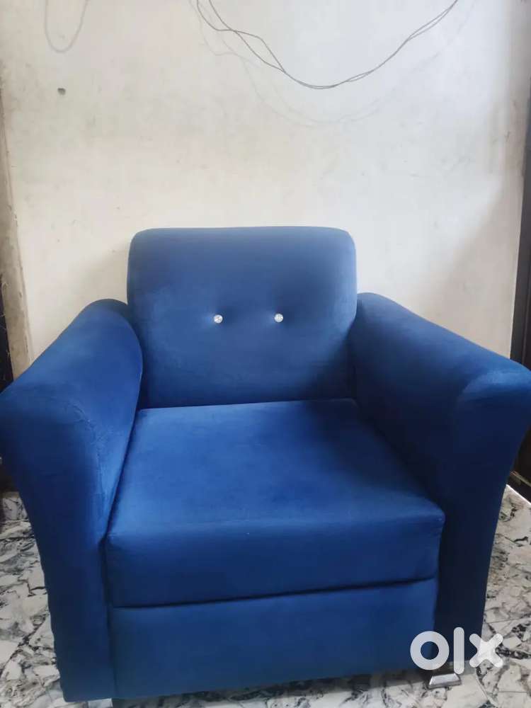 1 seater sofa acchi condition m hai 4 mahina purana