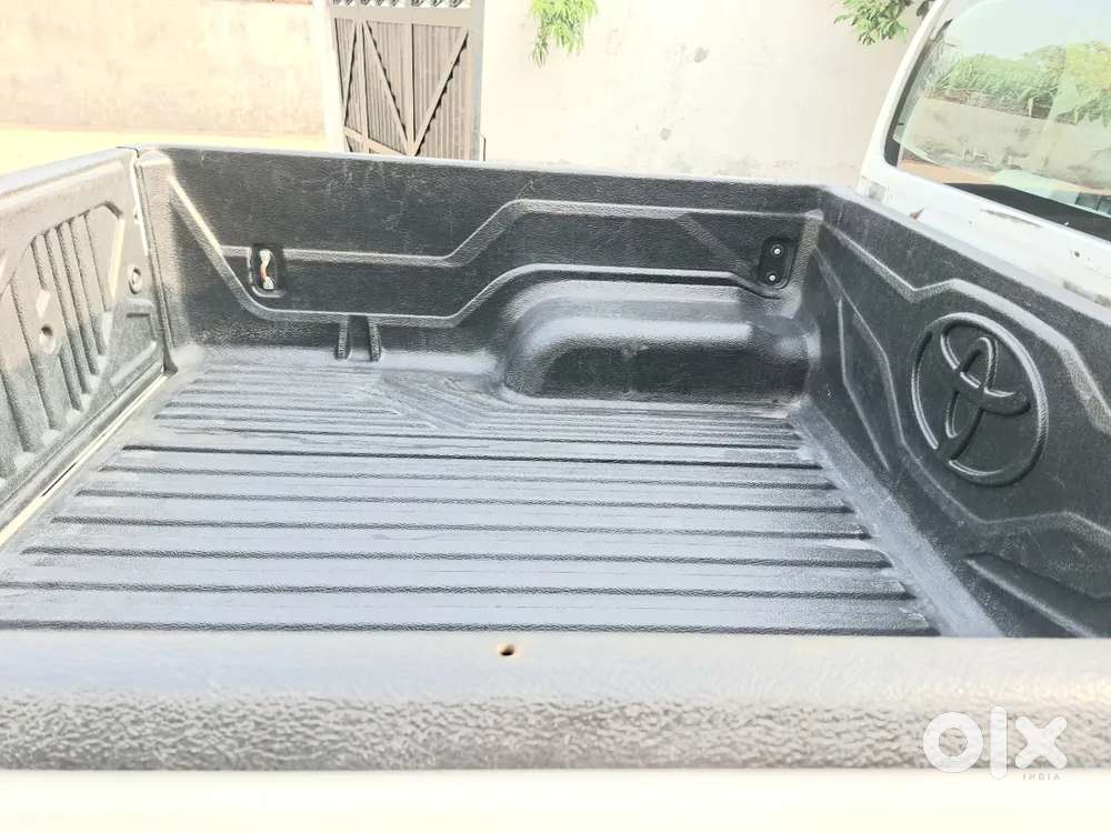 Toyota Hilux Black Edition 2025 4/4