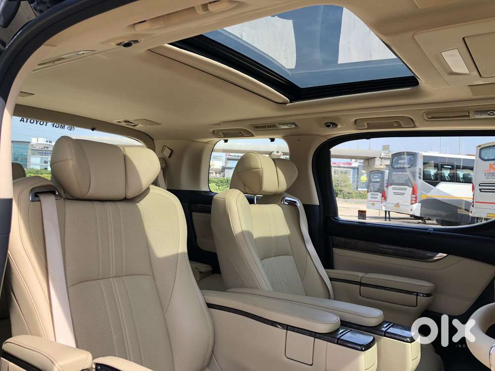 Toyota Vellfire 2.5 Executive Lounge, 2023, Cng & Hybrids
