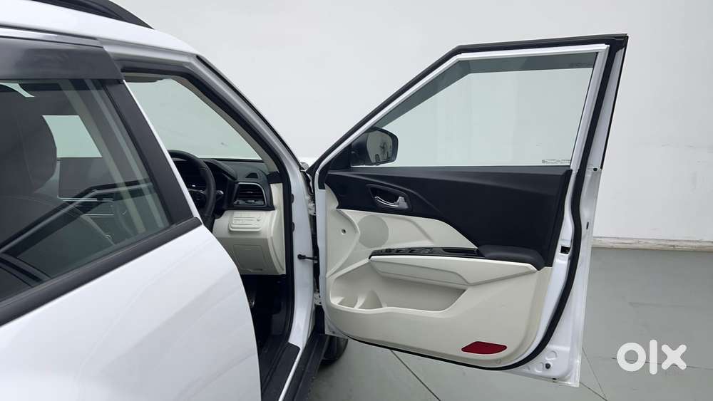 Mahindra Xuv 3xo Ax5 Pm Mt, 2025, Petrol