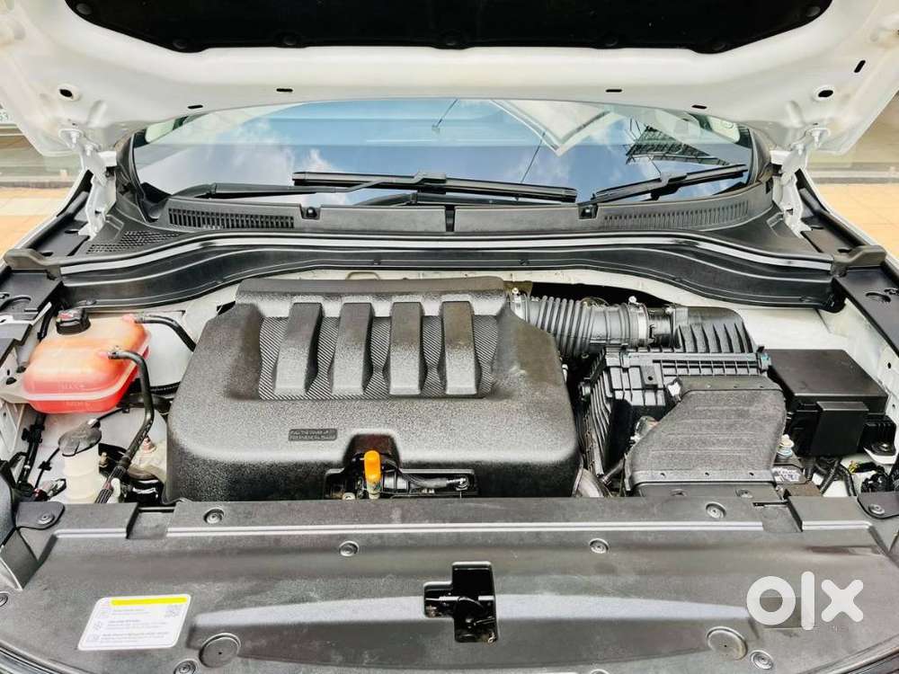 Mahindra Xuv700 2.0 Mx Petrol Mt 5 Str, 2022, Petrol