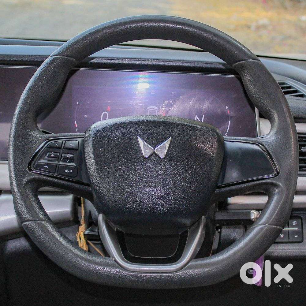 Mahindra Xuv700 Ax 5 Petrol Mt Str (e), 2022, Petrol