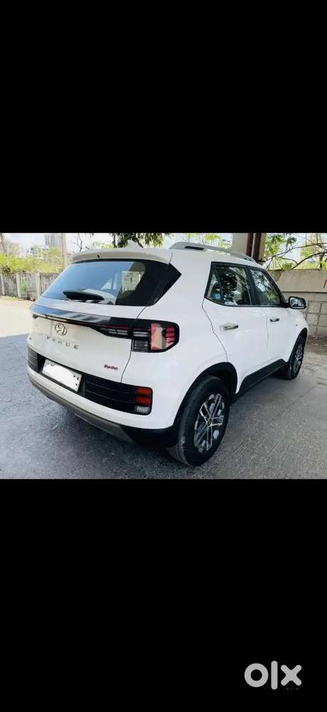 Hyundai Venue 2024 Petrol Well Maintained