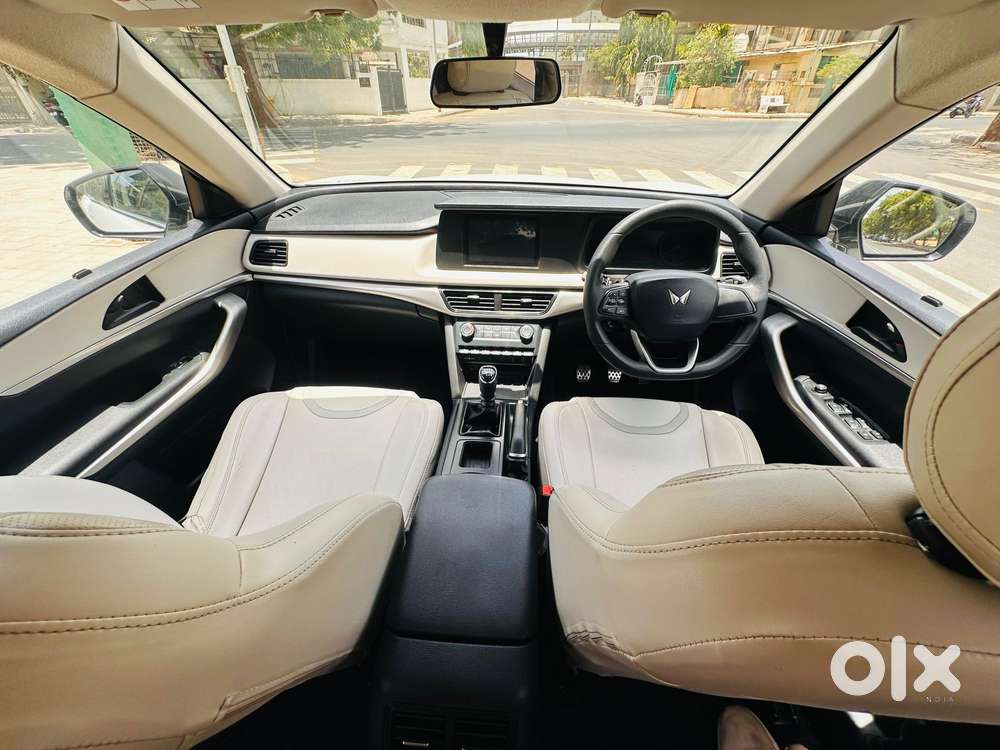 Mahindra Xuv700 2.0 Mx Petrol Mt 5 Str, 2022, Petrol