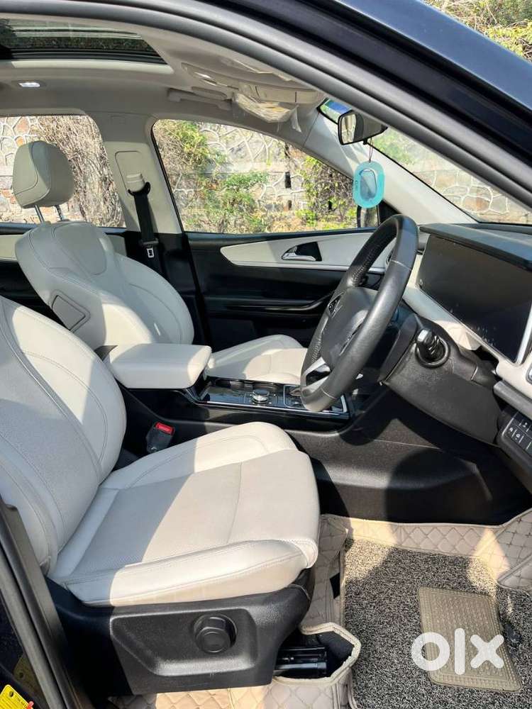 Mahindra Xuv700 Ax7l 6 Str At, 2023, Petrol