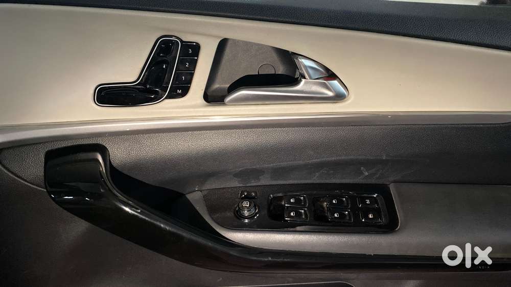 Mahindra Xuv700 2.0 Ax 7 Petrol Mt Str, 2021, Petrol