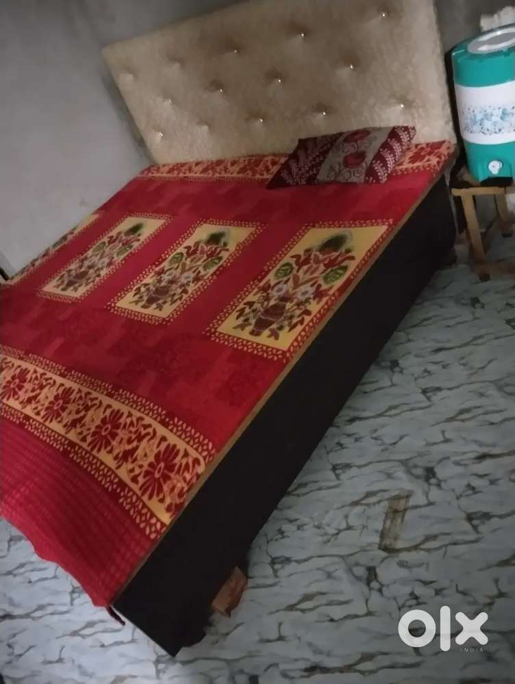 Bus thoda sa side mai sai tuta hai