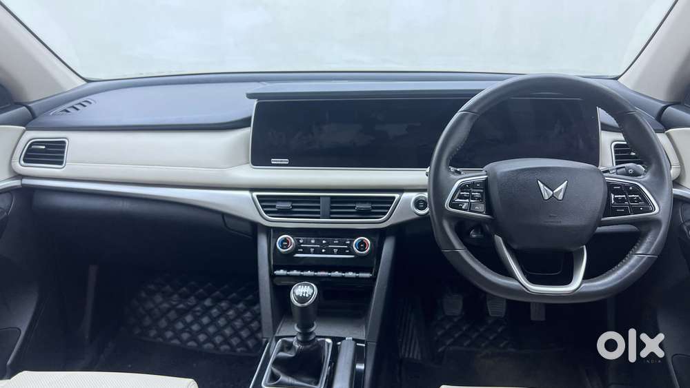Mahindra Xuv700 2.0 Ax 7 Petrol Mt Str, 2023, Petrol