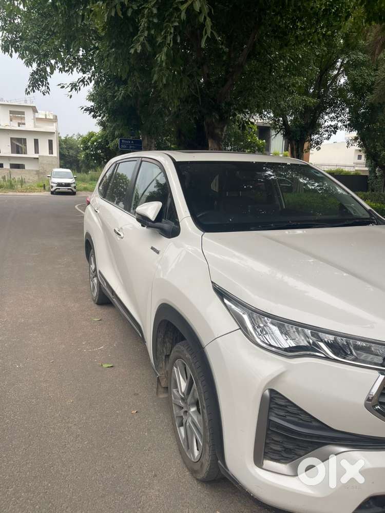 Toyota Innova Hycross 2023 Variant Dec