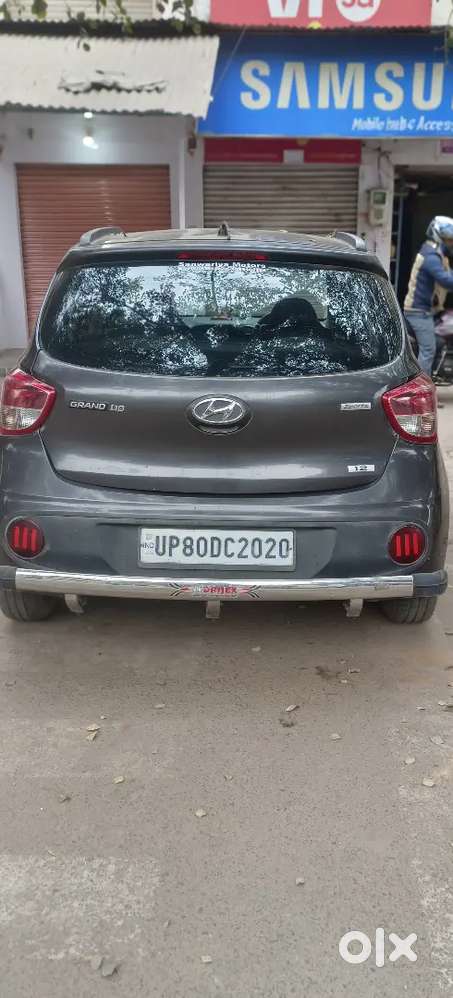 Hyundai Grand I10 Sportz 2015  Mileage 30 Km On Cng