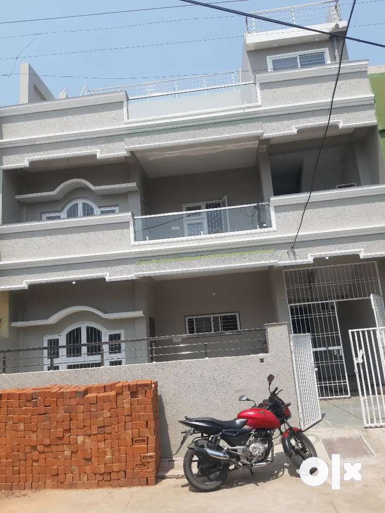 9bhk triplex for sale in E/7 arera colony For Sale Houses