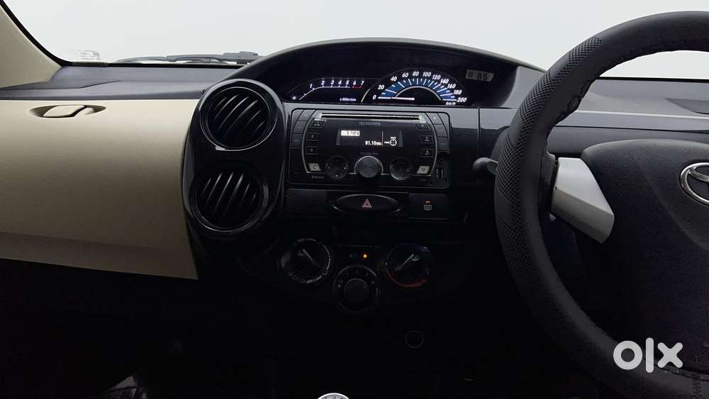 Toyota Etios Liva V Dual Tone, 2017, Petrol