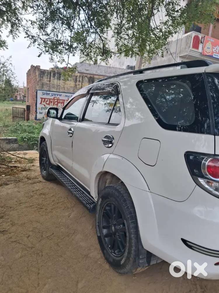 Toyota Fortuner Legender 2015 Diesel 240000 Km Driven