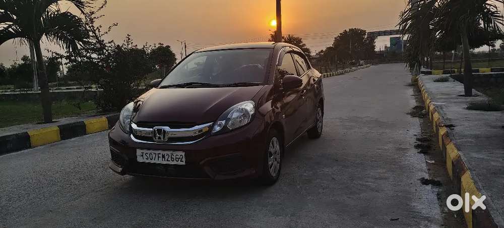 Honda Amaze 2017 Petrol Well Maintained. Showroom Maintaince.