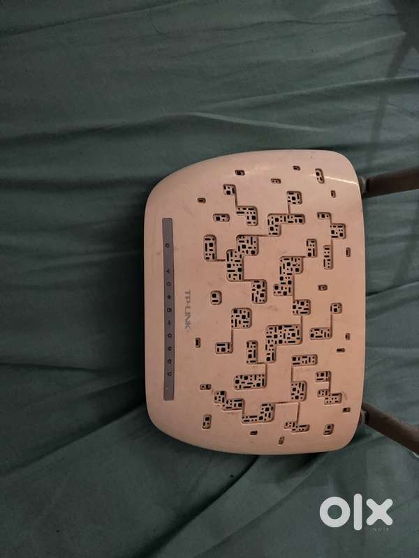 1 router, 1 extender, many lan cables