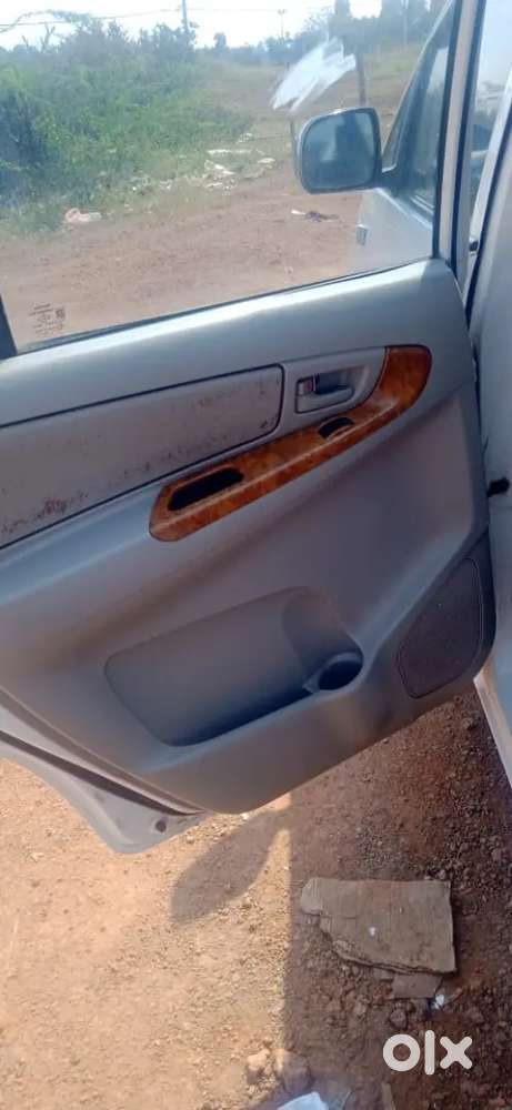 Toyota Innova 2011 Diesel 100000 Km Driven