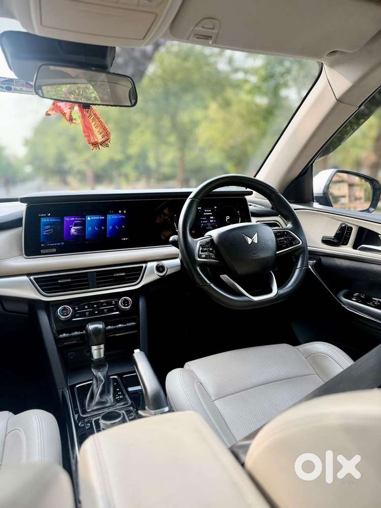 Mahindra Xuv700 2.0 Ax 7 Petrol At Str, 2022, Petrol