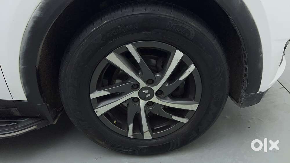 Mahindra Xuv700 2.0 Ax 5 Petrol Mt Str, 2022, Petrol