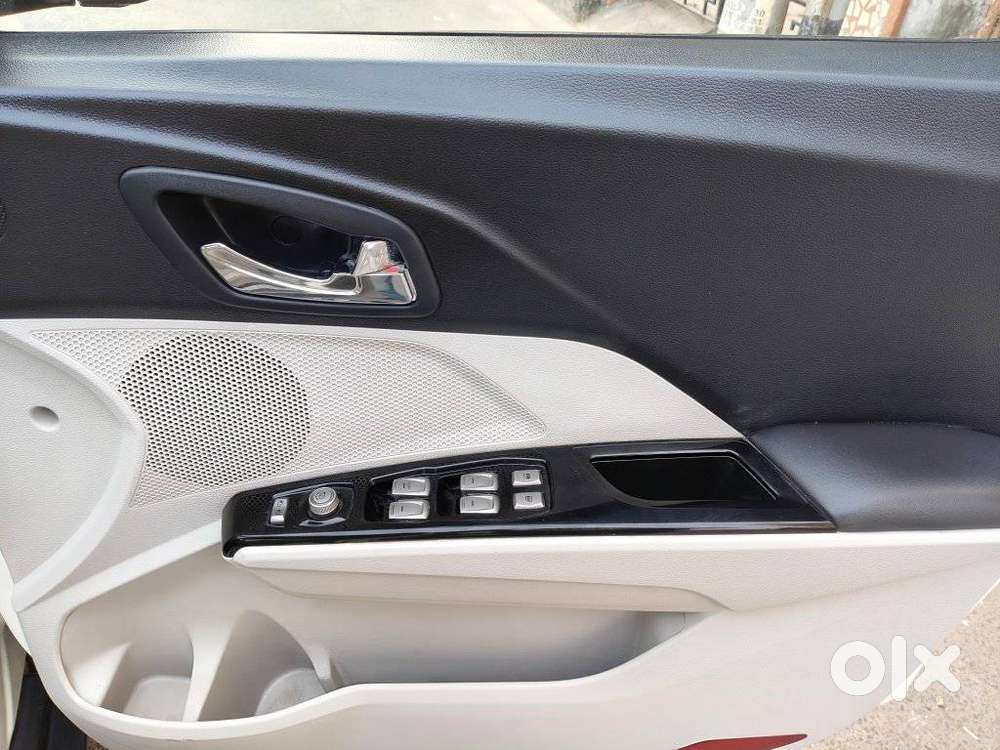 Mahindra Xuv300 1.2 W8 (o) Amt Petrol, 2023, Petrol