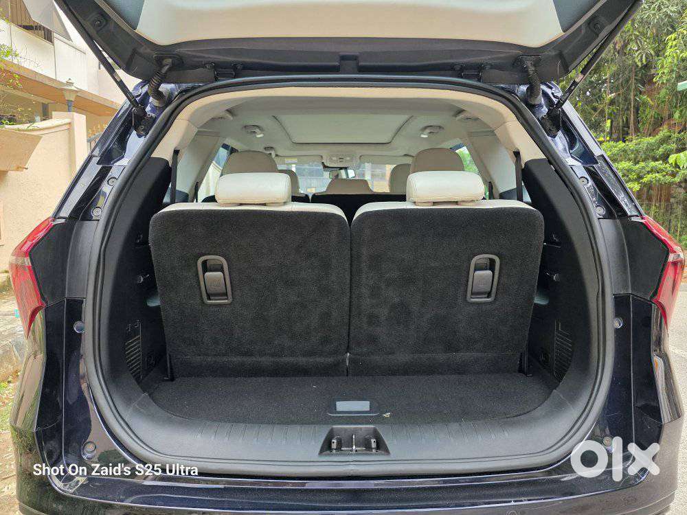 Mahindra Xuv700 2.0 Ax 7 Petrol Mt Str, 2025, Petrol