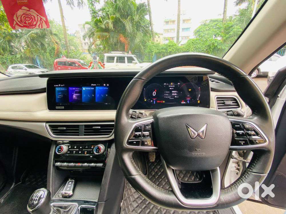 Mahindra Xuv700 2.0 Ax 7 Petrol Mt Str, 2022, Petrol