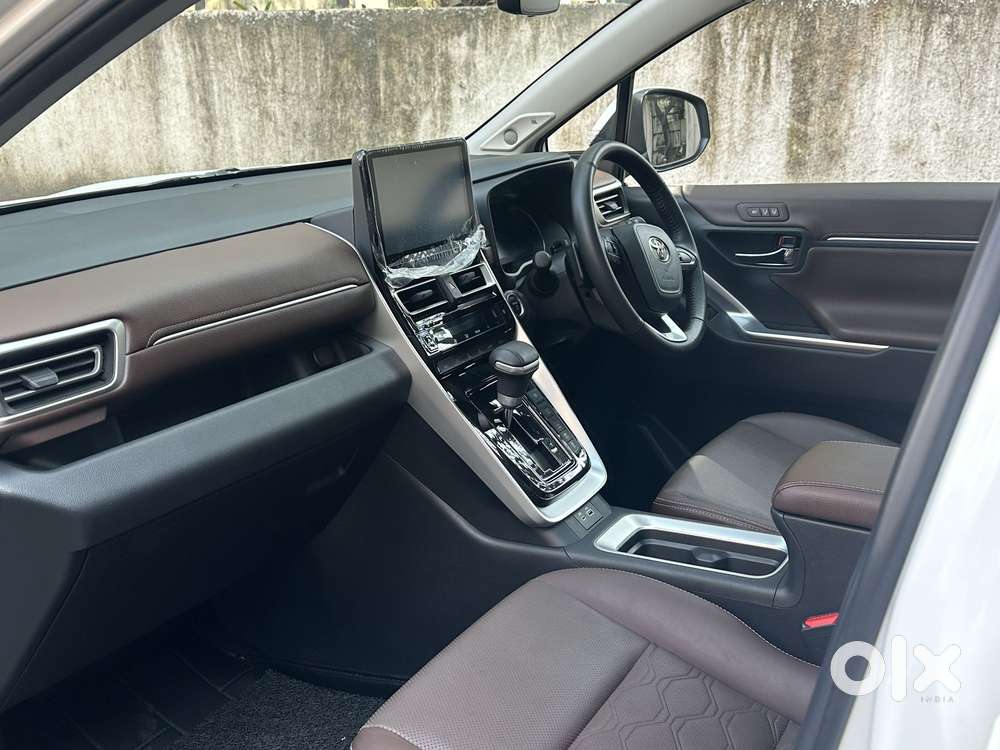 Toyota Innova Hycross