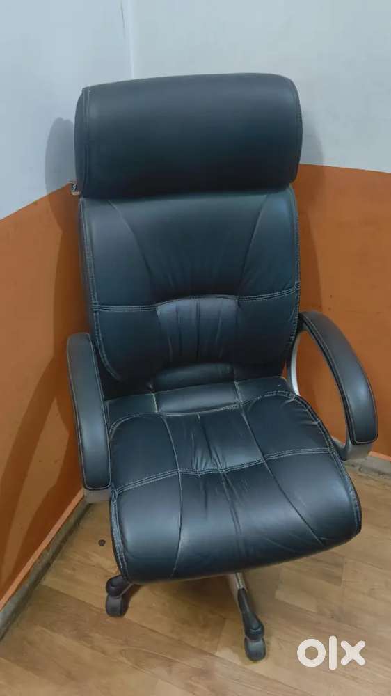 Premium Executive Office Table with Leather Chair &ndash; Good Condition