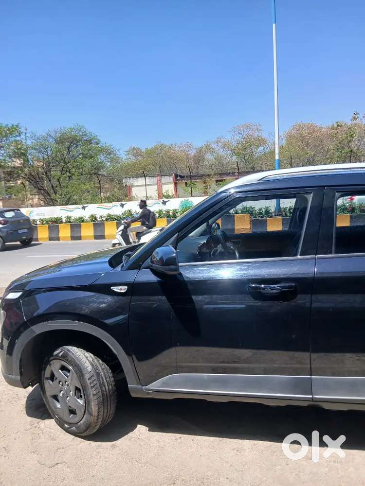 Hyundai Venue 2023 Petrol Well Maintained