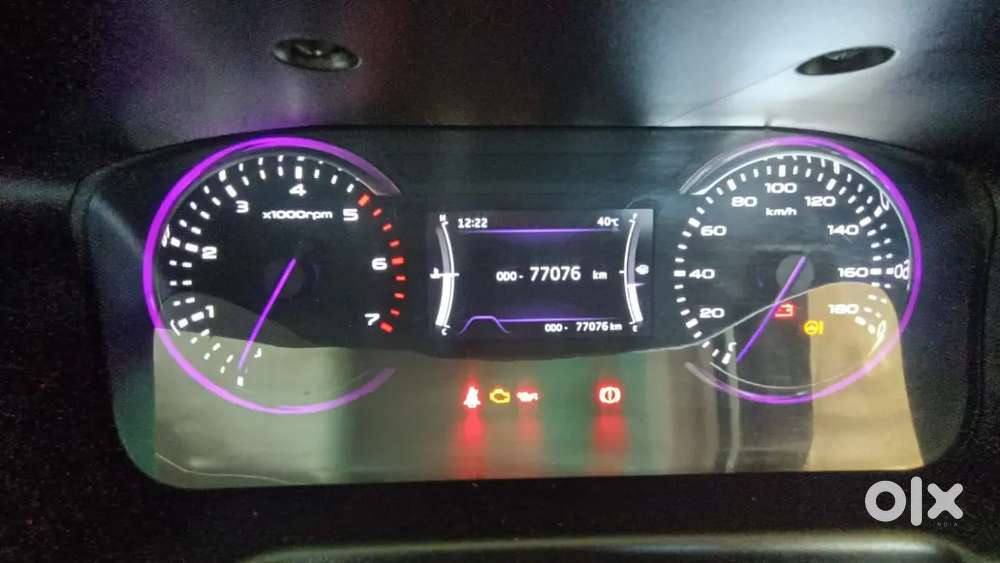 Mahindra Marazzo White M 8 Top Model
