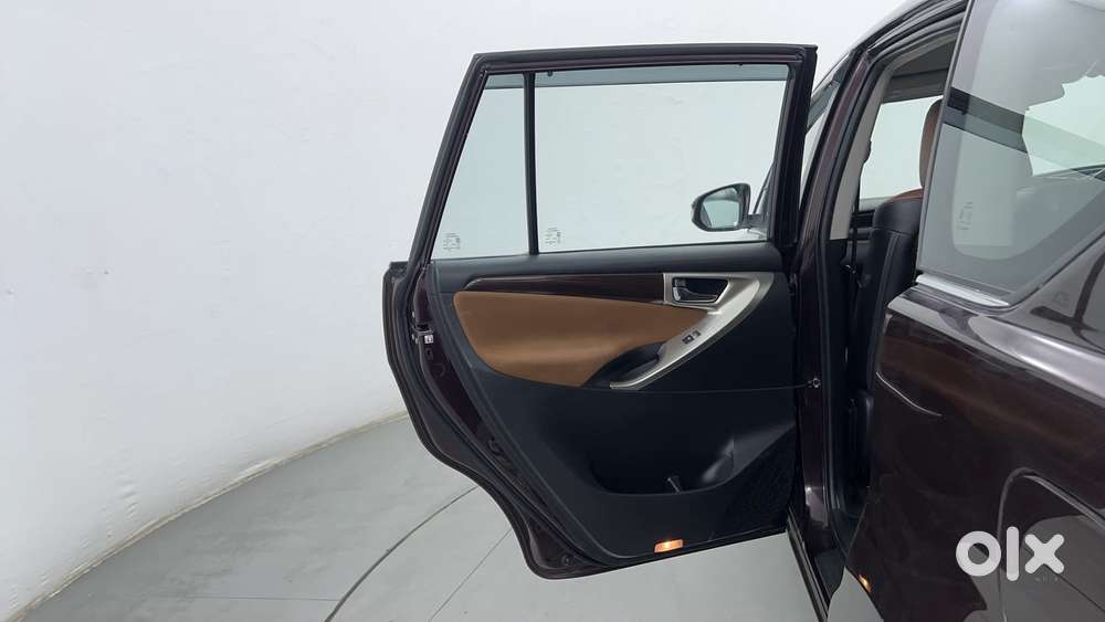 Toyota Innova Crysta 2.8 Zx At 7 Seater, 2016, Diesel