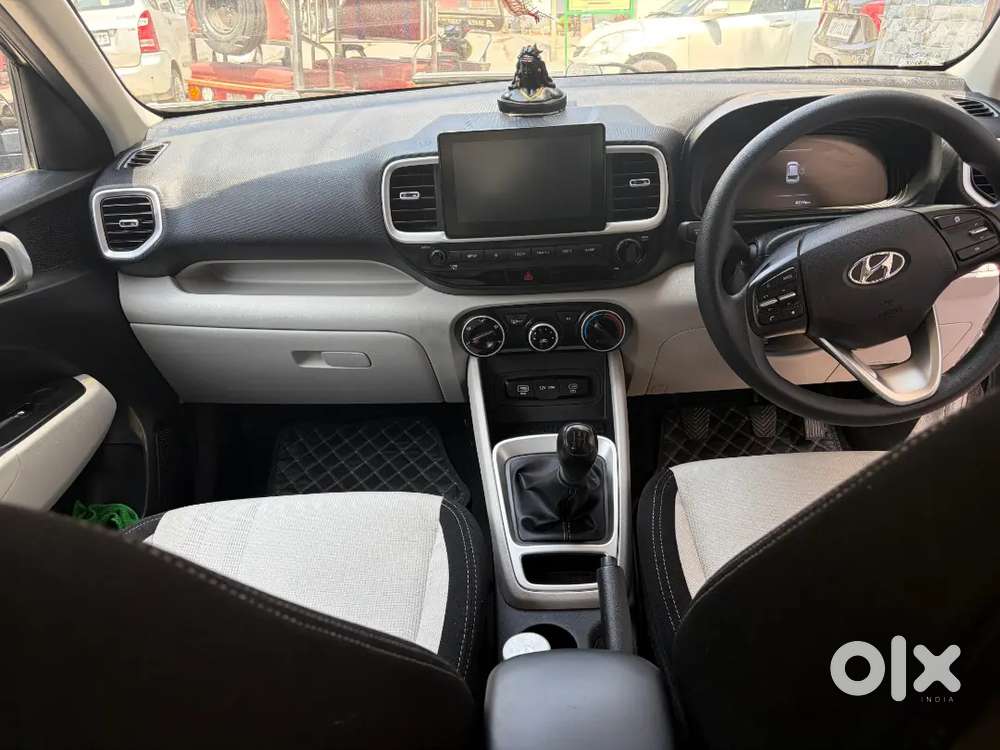 Hyundai Venue 2023 Petrol 40000 Km Driven