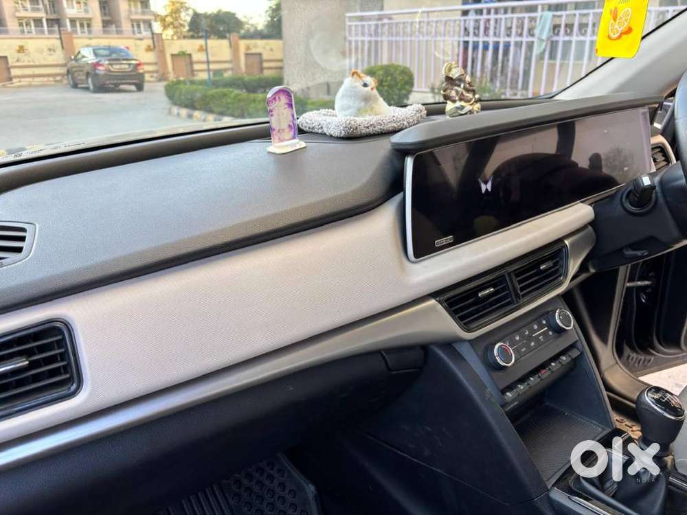 Mahindra Xuv700 Ax5 Petrol Mt 7 Seater 2022
