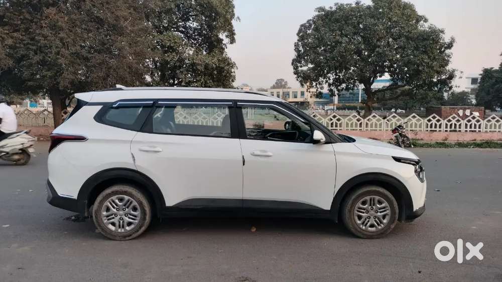 Kia Carens 2023 Petrol Well Maintained