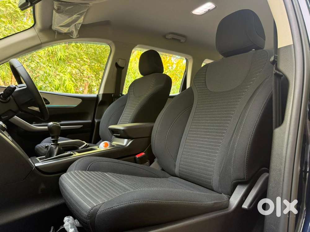 Mahindra Xuv700 Mx Petrol Mt 5 Str (e), 2024, Petrol