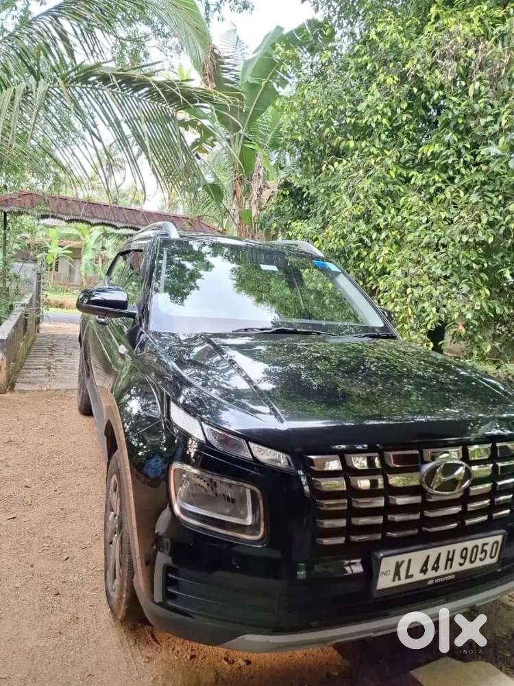 Hyundai Venue 2023 Petrol 15200 Km Driven