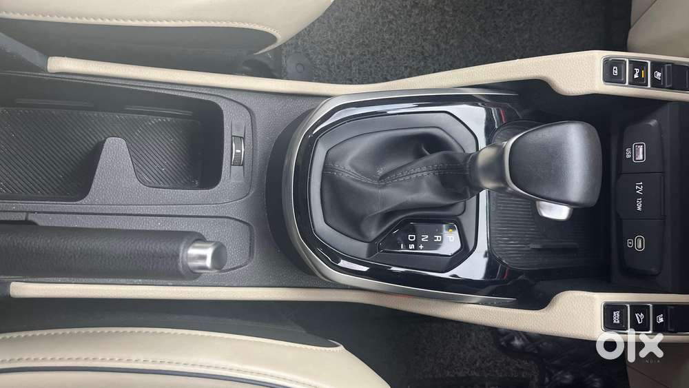 Kia Carens 1.4 Luxury Plus Dct 7 Str, 2022, Petrol