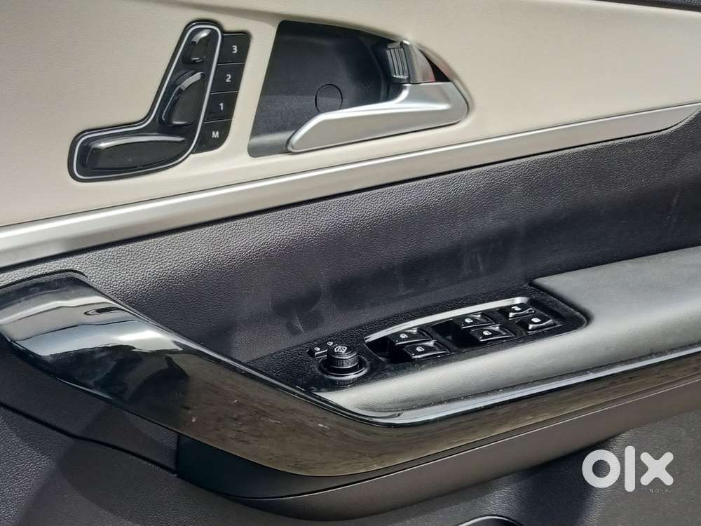 Mahindra Xuv700 2.0 Ax 7 Petrol At Str, 2023, Petrol